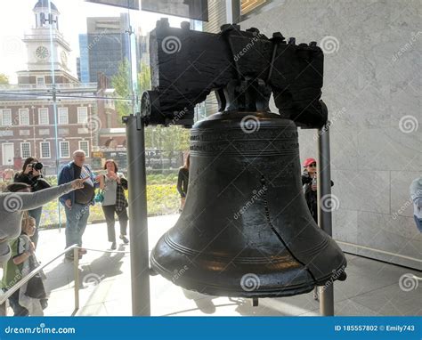 Visitors Viewing the Liberty Bell in Independence National Historical Park Editorial Photography ...