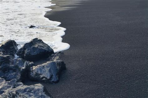 5 black sand beaches in Maui 🌴 + THE Maui black sand beach you need to see! Honokalani Beach! 🌴 ...