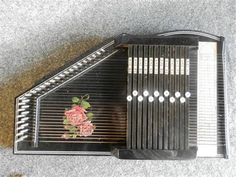 Rosen Autoharp, 12 Chords, 32 Strings.