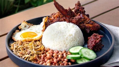 11 Best Restaurants and Stalls for Nasi Lemak in Singapore