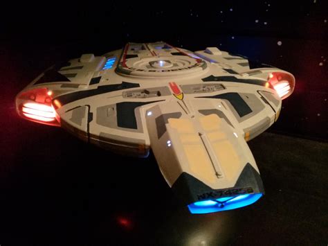 Star Trek USS Defiant -- Science Fiction Plastic Model Kit -- 1/1000 Scale -- #pol952 pictures ...