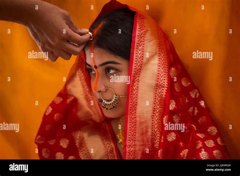 Bride from Bihar in the midst of sindoor ceremony, in a traditionally Bihari wedding Stock Photo ...