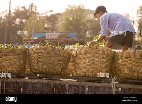 Vietnam floating market hi-res stock photography and images - Alamy