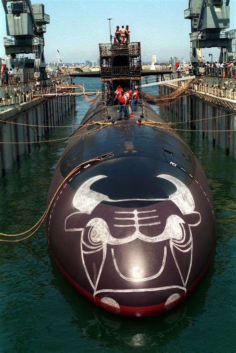 File:USS Chicago (SSN 721) with bulls logo undocking.jpg - Wikimedia ...