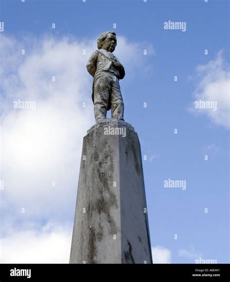 Grave of General Tom Thumb the midget in P T Barnums circus whose Stock Photo: 7351600 - Alamy