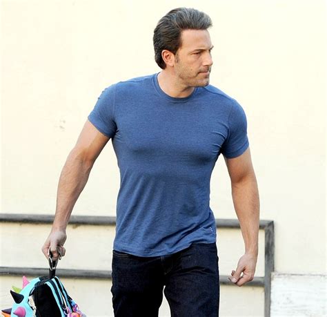 Ben Affleck Looks Hot, Shows Off His Batman Muscles! | Ben affleck batman, Ben affleck batman ...