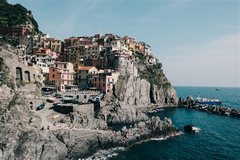 Manarola Town ob Rocky Seashore · Free Stock Photo