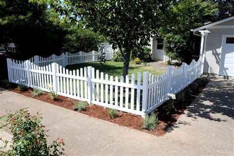 picket fence #landscapefrontyarddriveway | Picket fence garden, Front yard fence, Fence landscaping