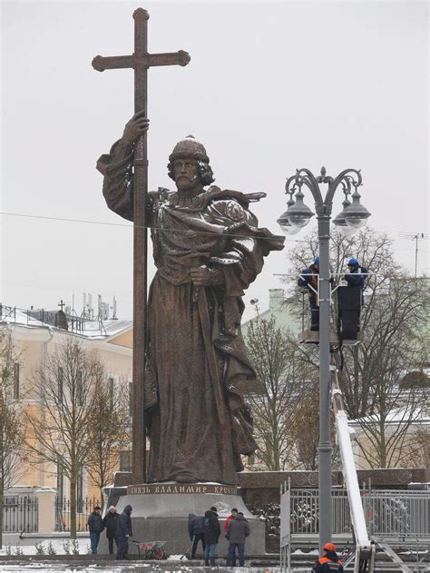 Putin unveils 'provocative' Moscow statue of St Vladimir - BBC News