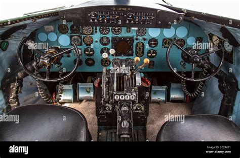 Douglas dc 3 cockpit hi-res stock photography and images - Alamy