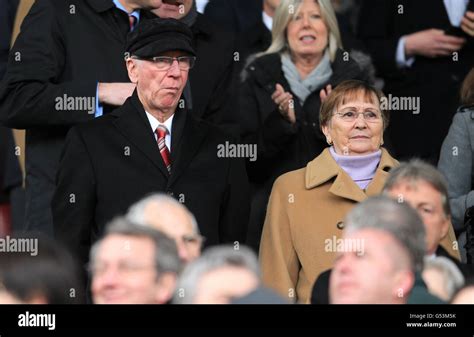 Manchester united legend sir bobby charlton and his wife norma hi-res stock photography and ...