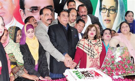 PPP workers pay tributes to Zulfikar Ali Bhutto - Newspaper - DAWN.COM