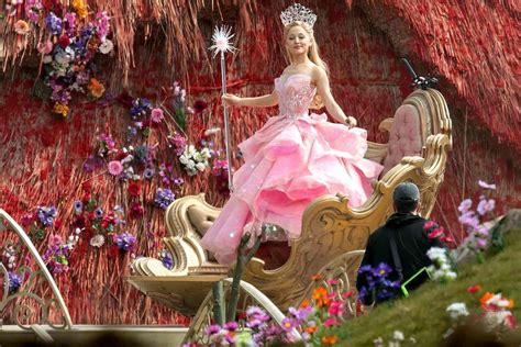 See Ariana Grande in Full Glinda The Good Witch Costume on 'Wicked' Set ...