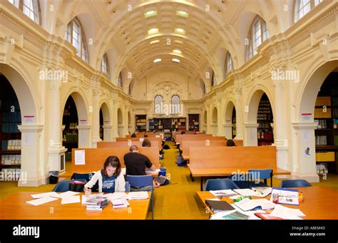 Les étudiants qui étudient à l'Université de Cardiff pour les examens ...