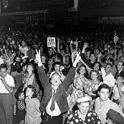 V-J Day Kiss in Times Square: Go Behind the Lens of That Famous Photo ...