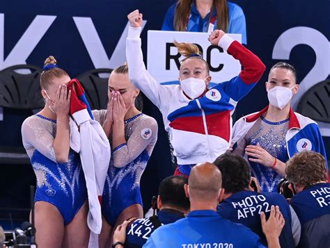 GOLDEN GIRLS: Russian team clinch Olympic gymnastics title to end US ...