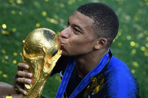 Télécharger photos mbappé embrasse le trophée de la coupe du monde 2018 ...