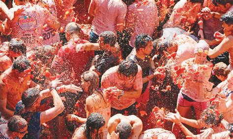 Tomato battle paints streets of Spanish town red - World - DAWN.COM