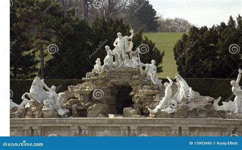 Schonbrunn Palace Fountain editorial image. Image of schonbrunn - 13903490