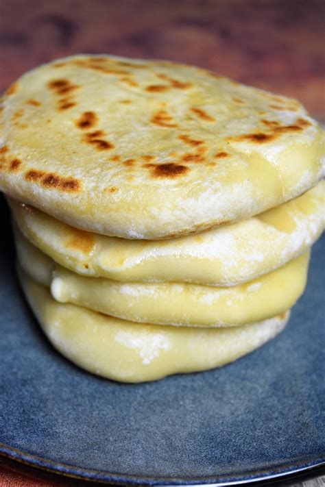 Cheese naan au levain - pain au fromage cuit à la poêle