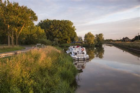 Le Boat | Belgium | Le Boat Royal Mystique houseboat near Knokkebrug drawbridge on IJzer (Yser ...