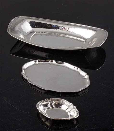 Lot - Two sterling silver trays, 364 g.; 11.7 troy oz.