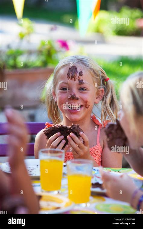 Girl eating chocolate cake, face covered in icing Stock Photo: 74986173 - Alamy