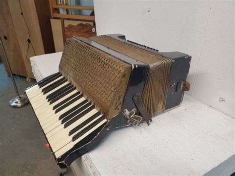 VINTAGE ACCORDION - Isabell Auction