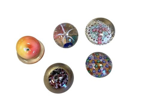 Lot - Decorative paperweights.