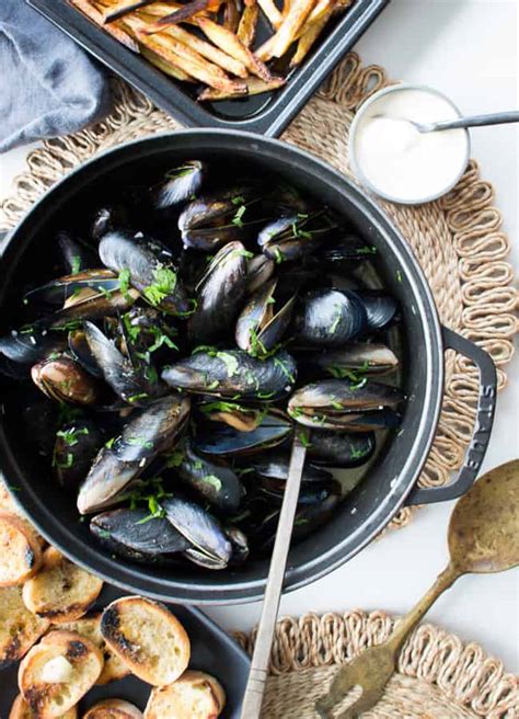 Creamy Mussels with Garlic Bread | Well Nourished