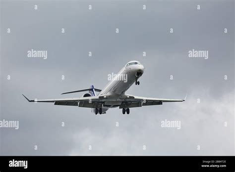 Commercial Plane Landing Stock Photo - Alamy