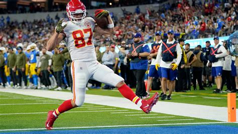 Sunday's NFL: Kelce scores 3 touchdowns, Chiefs rally past Chargers 30-27