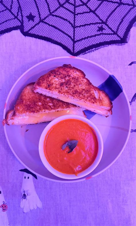 [Homemade] Spooky Grilled Cheese + Tomato Soup : r/food