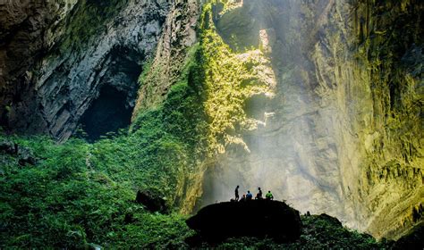 This Cave In Vietnam Is So Unbelievably Huge That It Has A Whole Different World Inside