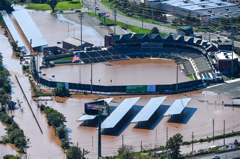 El estadio de ligas menores de Somerset de los Yankees bajo el agua ...