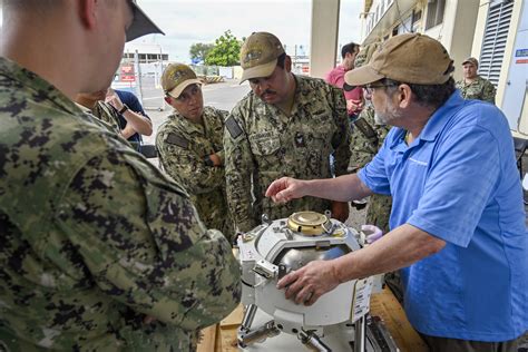 Sailors seize waterfront training opportunity > Commander, Submarine ...