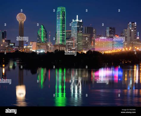 Dallas skyline at night hi-res stock photography and images - Alamy