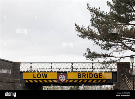 low bridge sign Stock Photo - Alamy