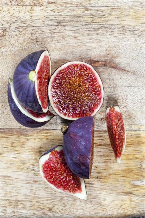 sliced fruit of ripe figs 9406691 Stock Photo at Vecteezy