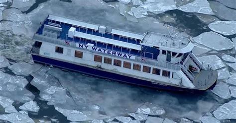 Ice appears on the Hudson River - CBS News