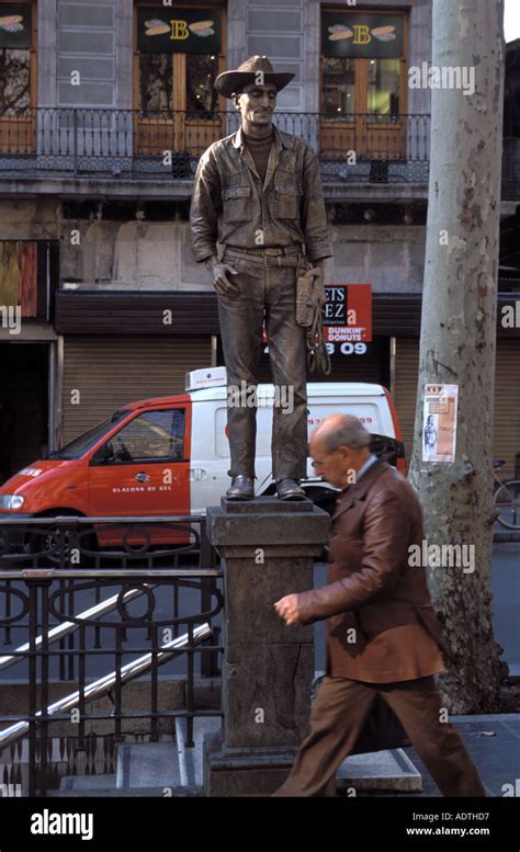 Barcelona streetartist on la rambla Stock Photo - Alamy