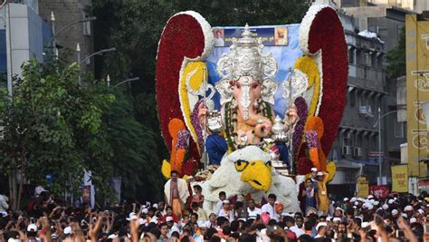 Bidding farewell to God of wisdom: Ganesh immersion in Pune | Hindustan ...