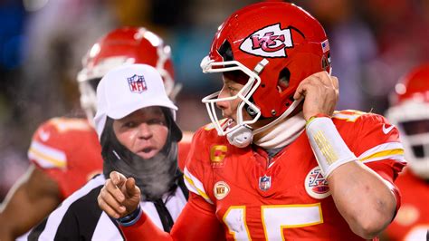 Mahomes leads Chiefs in cold, despite broken helmet | khou.com