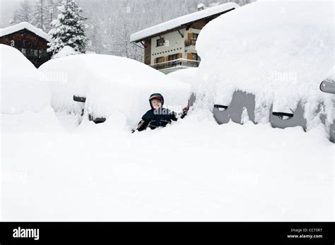 Cars in a car park covered in very deep snow Stock Photo: 41953275 - Alamy