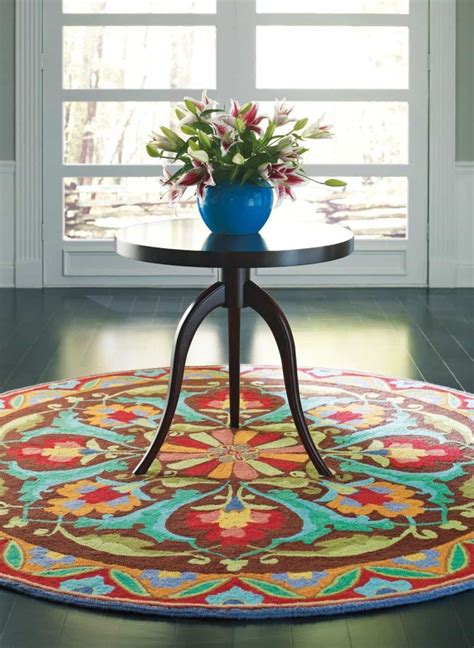 Foyer With Colored Round Rug And Table : Decorating Foyer With Round ...