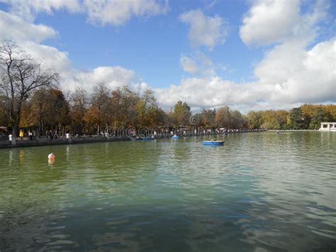 Lake Retiro Park in Madrid Spain Stock Photo - Image of gente, barcos: 103530416