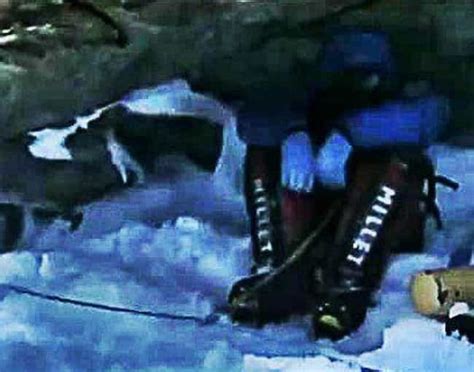 12 Dizzying Stories Of The Dead Bodies Still On Top Of Mount Everest