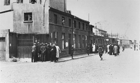 Street scene in the Lodz ghetto. - Collections Search - United States Holocaust Memorial Museum