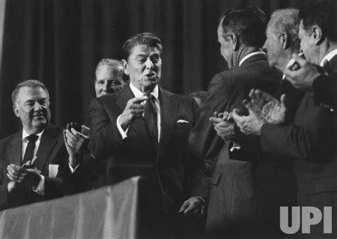 Photo President Reagan Applauded By Cabinet Members Ark1987033056 Upi Com