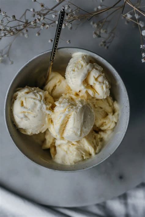 Homemade vanilla custard ice cream - Teti's flakes